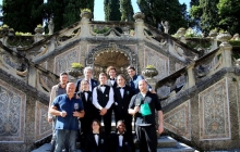 19 - Gli studenti dell'Alberghiero di Casargo con organizzatori e chef 19 - Gli studenti dell'Alberghiero di Casargo con organizzatori e chef