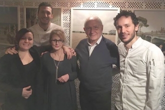 05 - I titolari di Mimì e del 28 posti con gli chef e la sommelier Iris Romano 05 - I titolari di Mimì e del 28 posti con gli chef e la sommelier Iris Romano