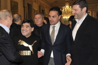 04 - Maradona saluta lo staff di Mimì alla Ferrovia